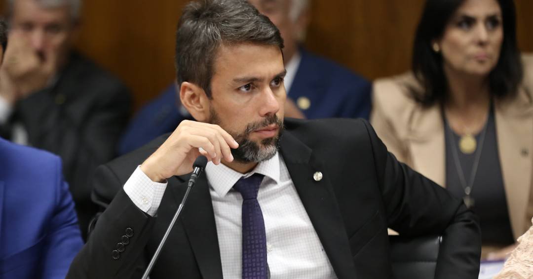 Vaga em ministério de Lula abre guerra nos bastido...