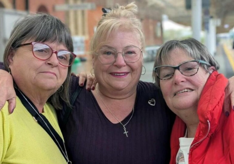 O tratador de gorilas Alan Toyne, do Reino Unido, acolheu dois filhotes rejeitados pelas mães e levou para a casa dele, até que pudessem ser reintegrados ao meio social primata. - Foto: Alan Toyne via SWNS