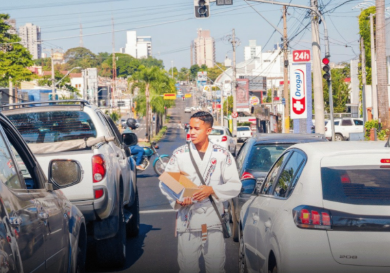 O patrão fez uma surpresa e deu uma das lojas da rede para um funcionário antigo, que agora será sócio dele, no Recife. Foi uma choradeira. - Foto: @ivan_reidosacessorios/Instagram