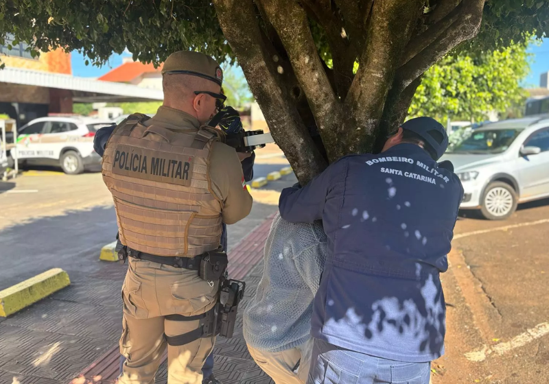 O comerciante Wail Alselwi, de Nova Iorque (EUA) dá produtos de graça para crianças que comprovam ter boas notas na escola. Incentivo à educação. Foto: People