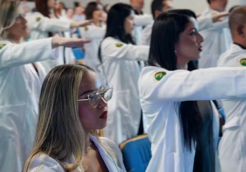 A menina Clara é treinada: toda vez que aparece mulher no celular do pai ela dá um sinal. - Foto: @clara.rochaoliveira/TikTok