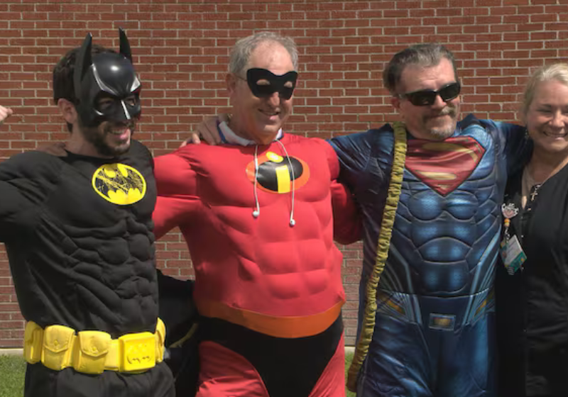 O dono desta lavanderia, da Califórnia (EUA), lava roupas de graça para desempregados que estão com entrevista de emprego marcada. A idéia é ajudar e espalhar sorrisos .- Foto: San Jose Spotlight