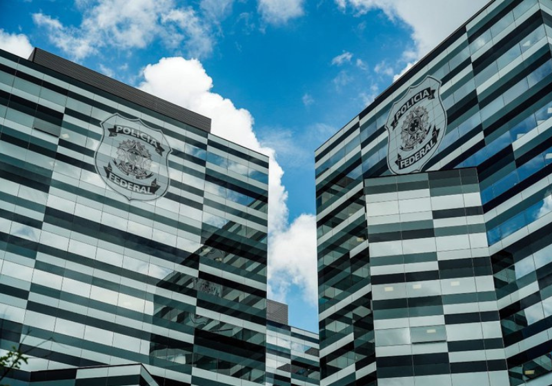 O estudante brasileiro Kael Soares, de Minas Gerais, criou o teclado ergonômico para resolver as próprias dores e agora vai ajudar outras pessoas - Foto: UFMG