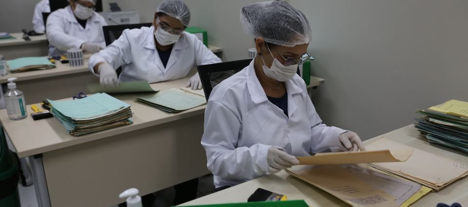 Reitora assina contrato de digitalização de acervo acadêmico.jpg