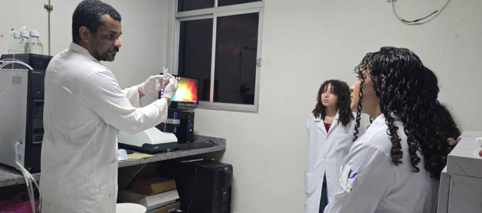 Alunos de escola pública visitam Laboratório de Nanobiotecnologia — Universidade Federal do Acre