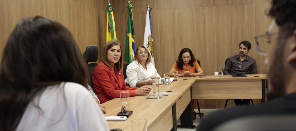 Representantes da UNE apresentam agenda à reitora da Ufac — Universidade Federal do Acre