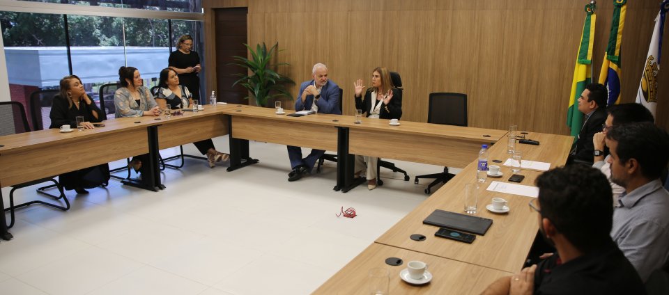 Reitora se reúne com secretário de Educação Superior do MEC — Universidade Federal do Acre