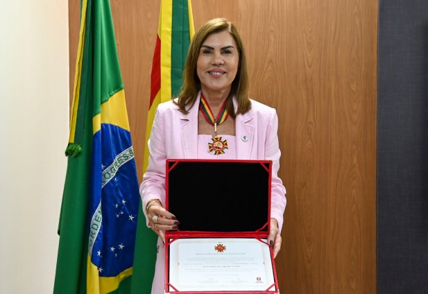 Reitora recebe honraria do TJ-AC e assina acordo para evento — Universidade Federal do Acre
