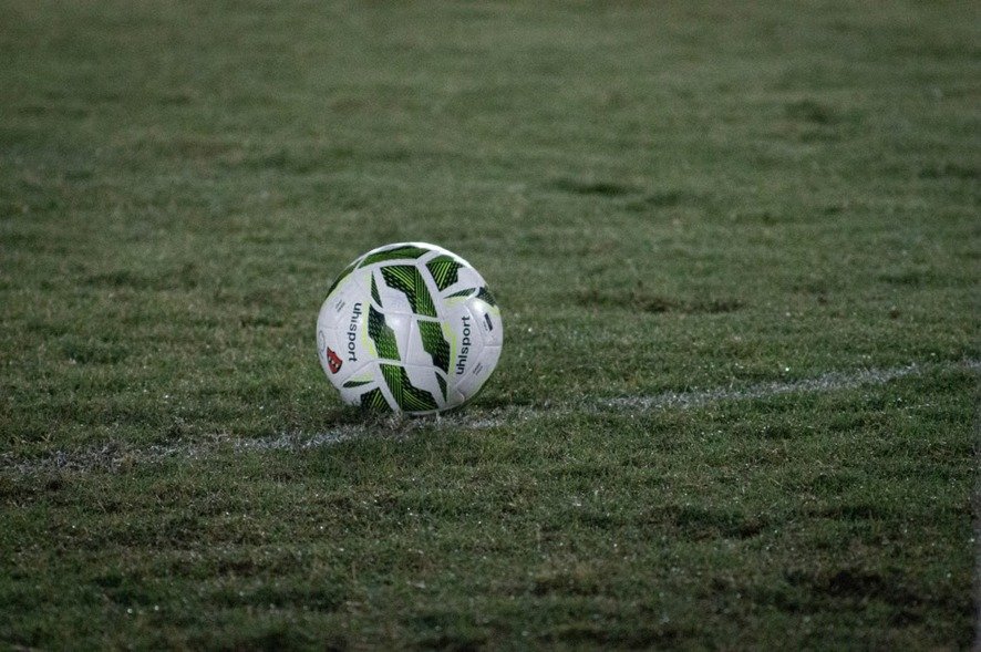 https://www.pexels.com/fr-fr/photo/ballon-de-football-sur-un-terrain-en-herbe-la-nuit-38105639/